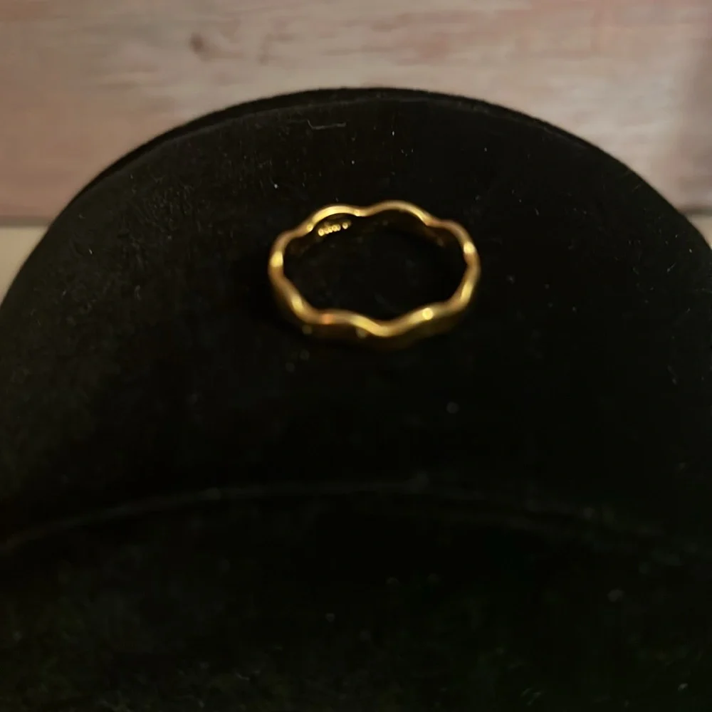 VINTAGE Avon Elegant Gold-Tone Wavy Ring, Size 8.75 - Picture 2 of 5